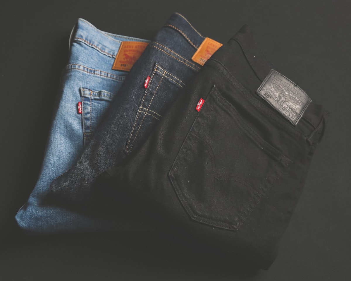 Denim & tailleur : le contraste qui marche